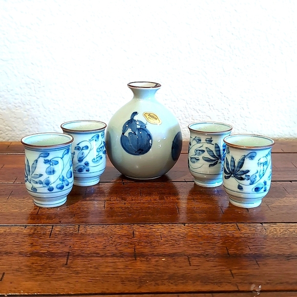 Arita Japanese Porcelain Sake Set - Tokkuri Bottle & 4 Ochoko Cups - Picture 1 of 11